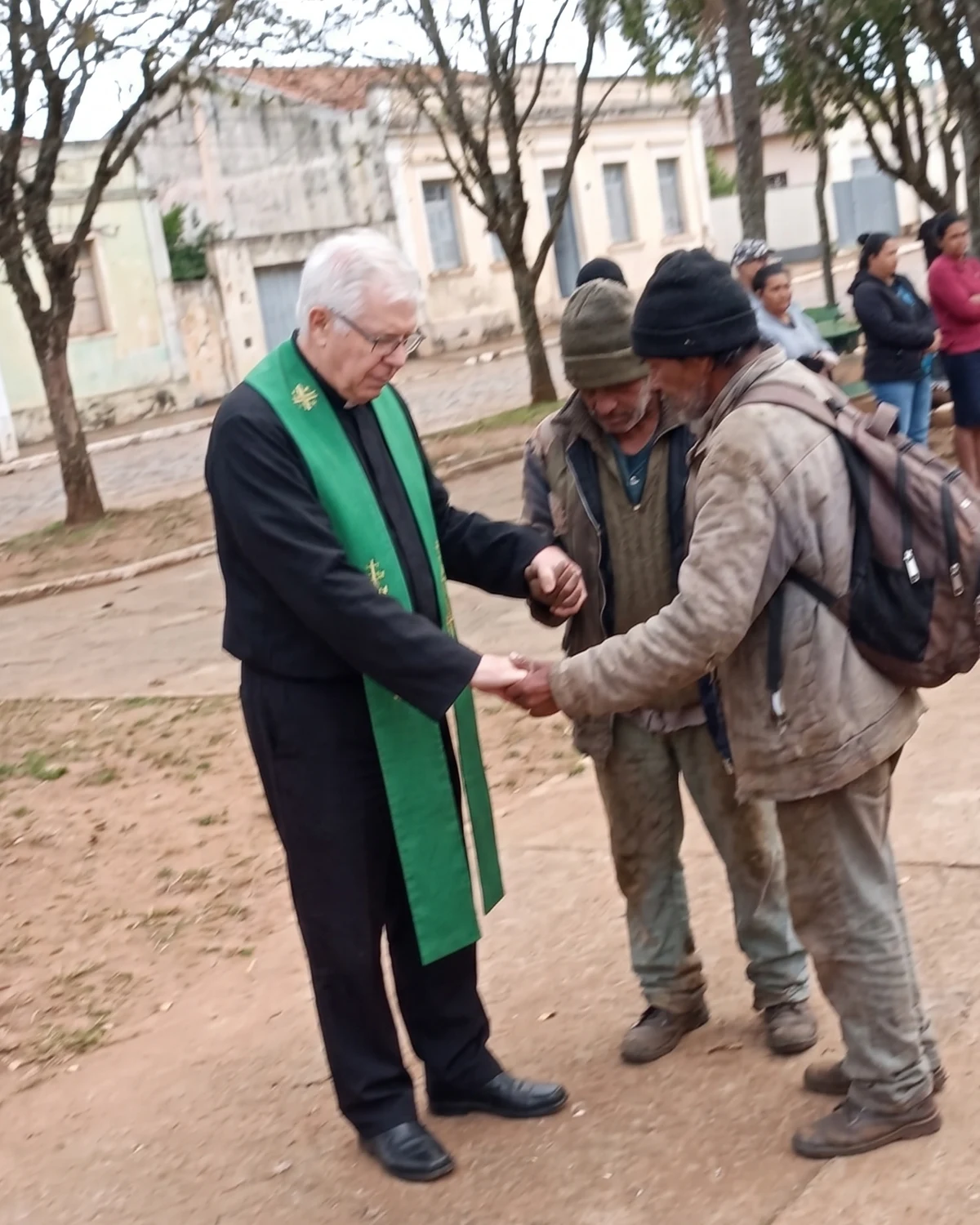 Pastor Evandro orando com pessoas em situação de rua