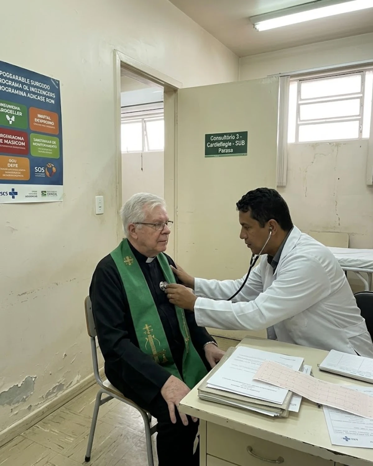 Pastor Evandro sendo examinado no hospital